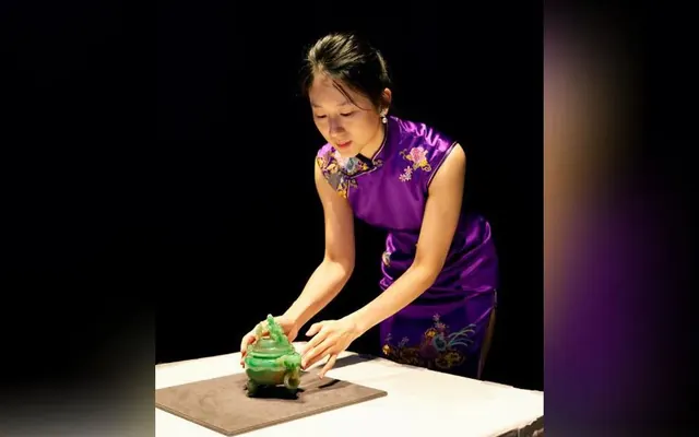中国艺术“拍卖女王”陈良玲：一身旗袍东方美 一拍落锤千百万