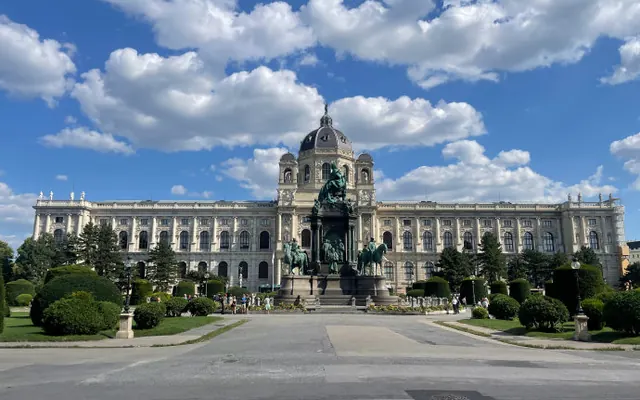 #法医周亦武[超话]##微博旅行家# 参观维也纳艺术史博物馆（Kunsthistorisches Museum Wien，缩写KHM Wien），一座世界著名美术馆，主馆位于维也纳玛丽亚·特蕾西亚广场，由统治欧洲近7个世纪的哈布斯堡家族出资兴建。 用法医之眼看艺术品也很有趣：大家猜猜埃