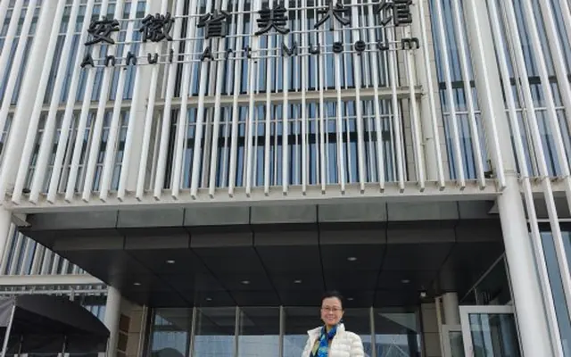 #退休生活##生活手记##春之旅# 4月1日,今日早餐后打滴滴前往安徽省美术馆,观看了“光芒”袁伟作品展、“不与田园疏”汪采白及其家族书画展、“与自然共栖”威廉.莫里斯与英国工艺美术运动、“天地是吾师”新安画派数字艺术展、“金陵风骨”江苏书画院国画作品展、“走进