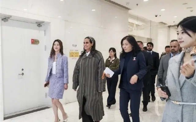 卡塔尔公主到访京东美术馆 章泽天与京东CEO许冉陪同