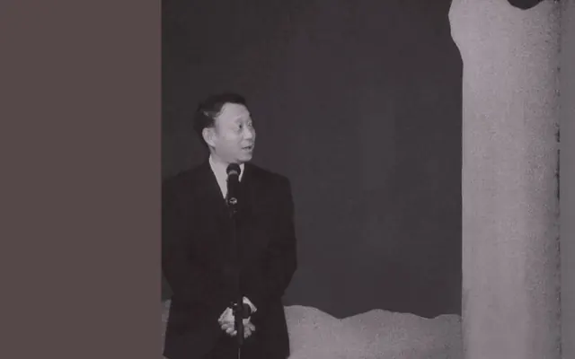 依然念旧乡:李向阳与上海当代美术馆事业、艺术展览发展三十年的幕后故事http://t.cn/AXxmANAd你或许曾在南京西路原上海美术馆的历史建筑中流连,曾在上海当代艺术博物馆的工业烟囱下驻足观展,亦曾亲历多届上海双年展,感受当代艺术的先锋力量。但你可能不